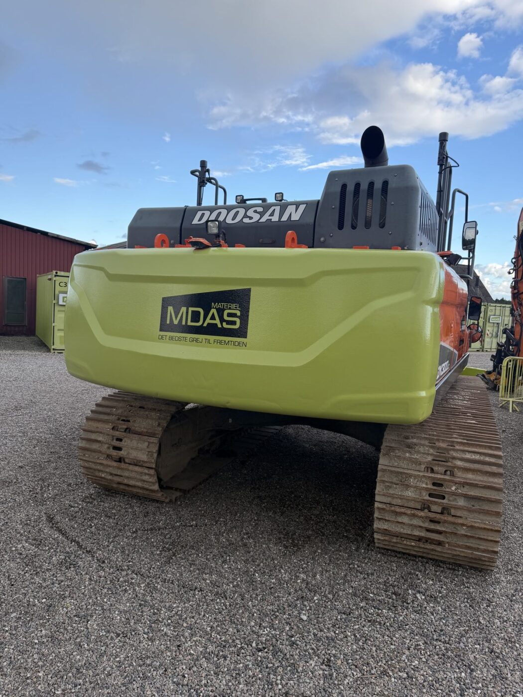 Doosan DX 300 LC set bagfra med grøn kontravægt, MDAS Materiel-logo og Doosan-motorhjelm